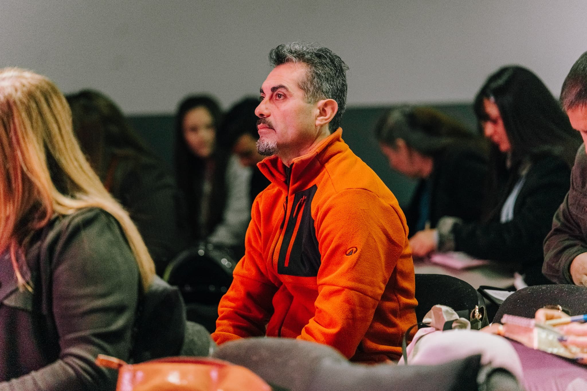 Persona participando de una reunión de Iglesia A Solas con Dios